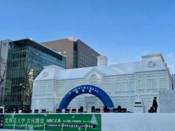 雪まつりの雪像と札幌市時計台