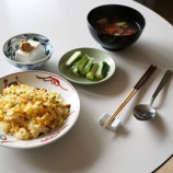 『50代女子孤独のランチ　シンプルすぎるチャーハンと胡瓜とトマトの夏スープ』の画像