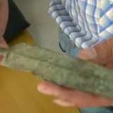 中国人の少年、川で古代の剣を見つける
