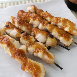 焦げ目が香ばしい♪鶏むね肉の味噌焼き鳥