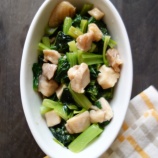 『小松菜と鶏もも肉のオイスターソース和え【#お弁当 #お弁当おかず #簡単レシピ #時短料理 #レンチン #電子レンジ料理 #レシピ #おかず #節約レシピ #小松菜 #鶏もも肉】【レシピ2327】』の画像