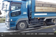 走行中のダンプカーから左後ろ、２軸の前側タイヤ２本脱落…過積載に見えるけど普通なのか？
