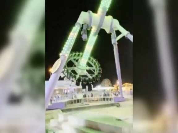 サウジで遊園地の乗り物が落下する大事故が発生！　海外の反応。