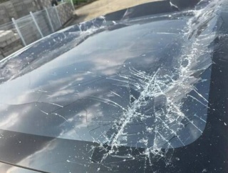 【悲報】韓国でサンルーフバキバキ状態のテスラ車が納車されたというオーナーさんが話題に…