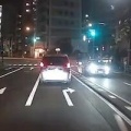 【動画】新宿のLUUP乗り、信じられない所を走って恐ろしい事故を起こす。