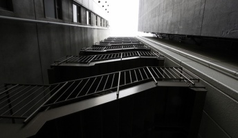 幽霊にビビった友達が階段から転落死して、警察に事情聴取された話し