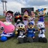 日本ハムのカビー、他球団の女マスコットを侍らせご満悦