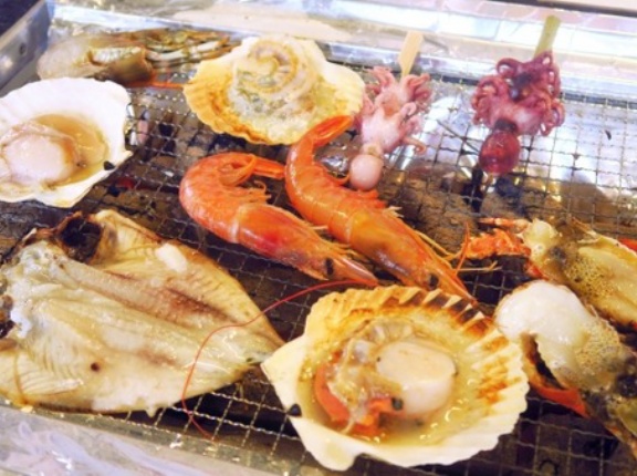 街なかで浜焼き！？ 海の家が富山市中心部にやってくる！『グランドプラザ』で『海の家』気分を満喫。8月14日～8月16日⁡。