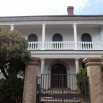 古い建物、町並みとともに