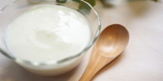 おやつに食べたヨーグルト。フツーに食えたから意識してなかったけど消費期限2ヶ月経過してた…