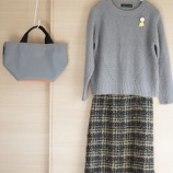 『慣れないアクリルセーターで50代グレイッシュ春コーデ』の画像