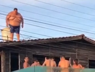 【動画】デブ、プールを破壊してしまうｗｗｗｗｗｗｗｗｗｗｗｗｗｗｗｗｗ