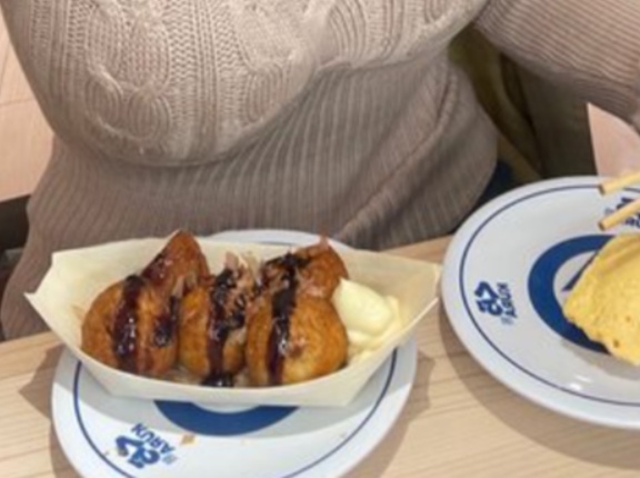 【画像】東欧美女、寿司屋を満喫してしまうwwwwwwwwwwwwwww