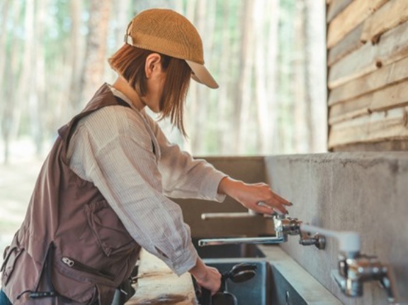 女「ソロキャンで話しかけないで！」オッサン「挨拶は人間の基本なんだが……バカな女だ」⇒！