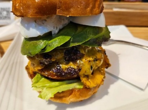 海外「まだ日本のハンバーガーを食べてない人なんかいないよな？」世界が注目する日本のハンバーガーに対する海外の反応