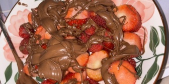 【ホロID】こぼ、イチゴにチョコをかけるも見た目が…