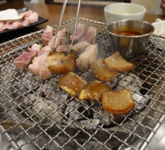【グルメ】韓国では珍しい自分で焼くスタイル！チェジュ豚