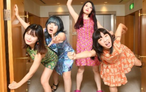 女性4人組バンド「おとぼけビ～バ～」さん、公演中にギターを客席へ投げ来場者に直撃 → 前額部を7針縫う大怪我を負わせてしまう