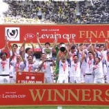 『「みんなで 勝ち取ったぞ❕」サンフレッチェ広島 3年ぶりルヴァン杯優勝‼MF東俊希のスーパーフリーキック弾などセットプレーで3得点!柏の追撃を1点に抑え2度目のカップ戦制覇』の画像