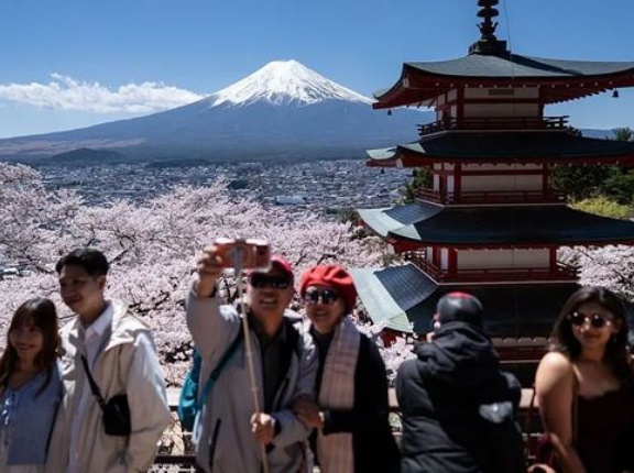 BBC「日本が外国人の永住権手数料を20倍にしてしまった…」
