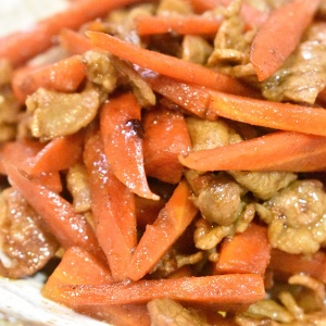 柔らかくて食べやすい♪豚肉と人参のウスターソース炒め煮