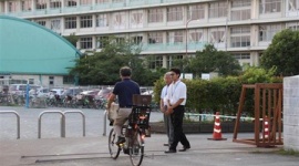 「窓から飛び降りろ」マスコミ捏造で極悪人に仕立て上げられた小学校教諭に減給1カ月…保護者らが処分しないよう署名活動