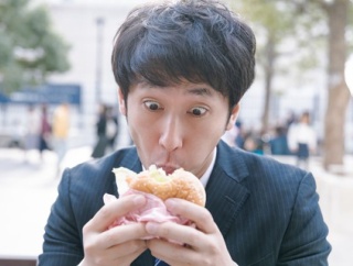 【画像】俳優の小沢仁志さん、朝マックを見て『ビックリ』してしまう！！！！！