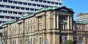 銀行の前で女の子が寝そべって泣き叫んでいた。→キレた様子の母親が「お母さんもう知らないからね！」と吐き捨ててその先にあるコンビニに入っていった。→しばらくして…