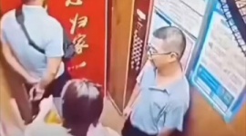 【中国】元夫から脅迫メッセージを受けた女性、マンション従業員に付き添われて部屋に向かっていたところ、元夫がエレベーターの前で待ち構え、持っていた斧を振り下ろす…動画あり