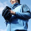 【日本ハム】山崎福也が全身ファイターズブルーで自主トレ公開　曇も消え青空顔出す