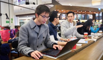 男「スタバでノートパソコンいじるだけの簡単なお仕事です……?」