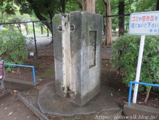 帰らぬ部隊を待ち続ける国旗掲揚台「第一師団司令部跡」