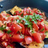 ズッキーニのステーキ　ピリ辛フレッシュトマトソースで