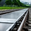 太陽光パネル、将来の設置場所は“鉄道レールの間”？ スイスでの実証実験が好結果