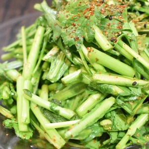 強烈な香り♪春菊のラー油和え