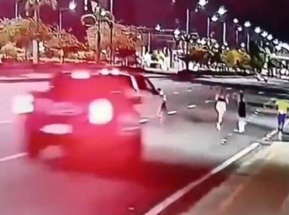 【動画】コレ絶対故意に轢いただろ…道路の半分を使って走っていた女性ら3人に車が突っ込む