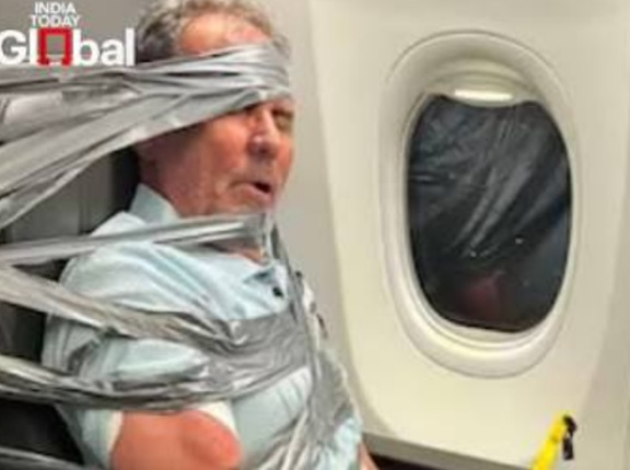飛行機で大暴れした外国人、ダクトテープでグルグル巻きにされてしまうｗ　海外の反応。