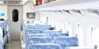 自由席が結構ガラガラな状態の新幹線に乗ったら、なぜか隣におっさんが座った。その後おっさんの行動はエスカレートして…