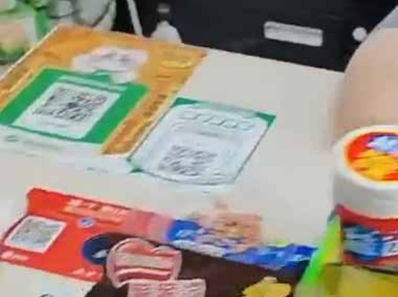 レジに行くと店員さんが寝ていた。相当お疲れですね → ふたりはこんな様子です…