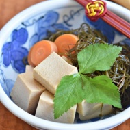 【覚えておきたい副菜シリーズ】常備している乾物で簡単副菜ができる！！高野豆腐と切り昆布の煮物の作り方