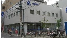 「銀行強盗です」　カウンター上ろうとして転倒、手ぶらで逃走…千葉
