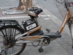 駐輪中の電動自転車が突然ロケット化！！！　よりによってサドルから数メートルの火柱ｗｗｗ