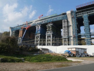 新名淀川橋につづくJR線路沿い付近のようす　2026年3月20日から28日時点　ＪＲ線路から阪急電車、新幹線をまたぐ工法はどうなる？　