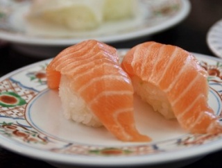 【寿司】回転寿司で一番食べるネタは？　3位エビ 2位マグロ 1位は？