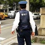 警官｢すぐ済みますので身分証か何かあれば出していただきたいんですけど……｣