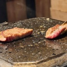 コース全18品の肉尽くしに舌鼓！溶岩焼肉がうまい、黒毛和牛焼肉店「田町 銭場精肉店」