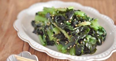 【レンジ調理で簡単】作り置きもできる心強い副菜おかず！！小松菜とわかめのナムルの作り方