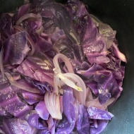 寒いので〜コンソメいらずの色鮮やかな紫の食べるスープ