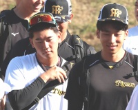 岡田監督が19歳茨木秀俊を大抜てき！門別啓人のキャッチボール相手が初実戦先発射止めた！