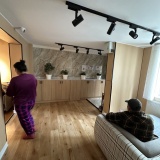 海外宿で外出中に事件発生の匂い。